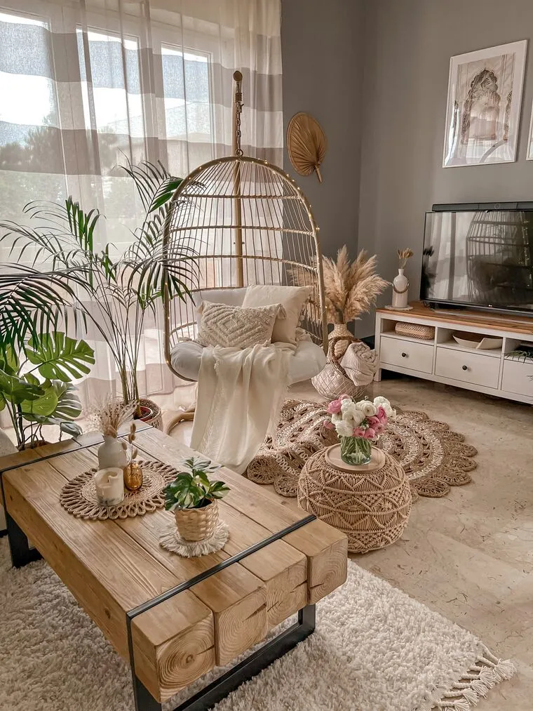 Grande loveuse de jardin en cannage et coussin blanc