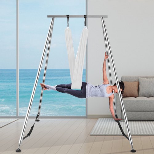 Balançoire de yoga à l'aide d'une barre de montage pour trapèze de yoga.
