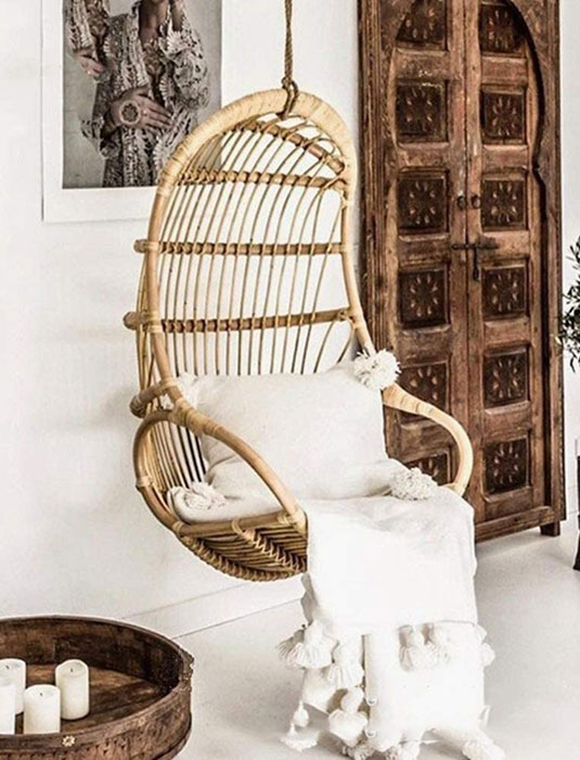 chaise vintage suspendue en rotin, aspect sablé, aspect poussin