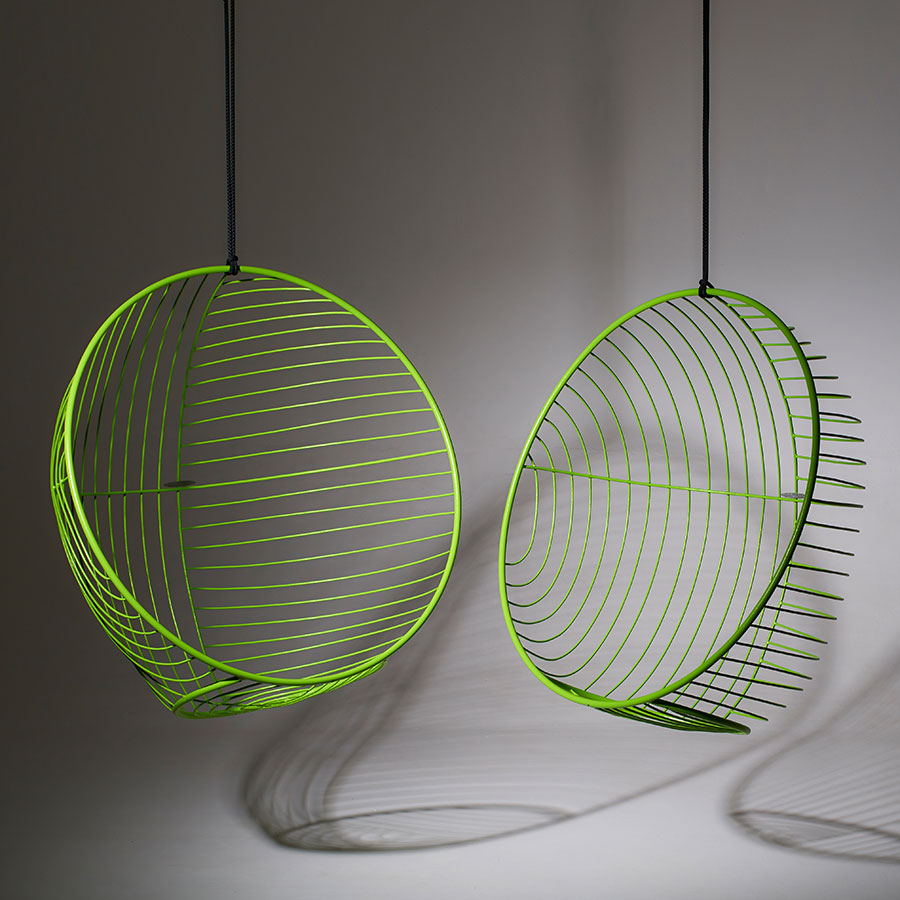 Chaises à bascule suspendues à bulles - vertes - inspirées par l'acier inoxydable d'Aarnio