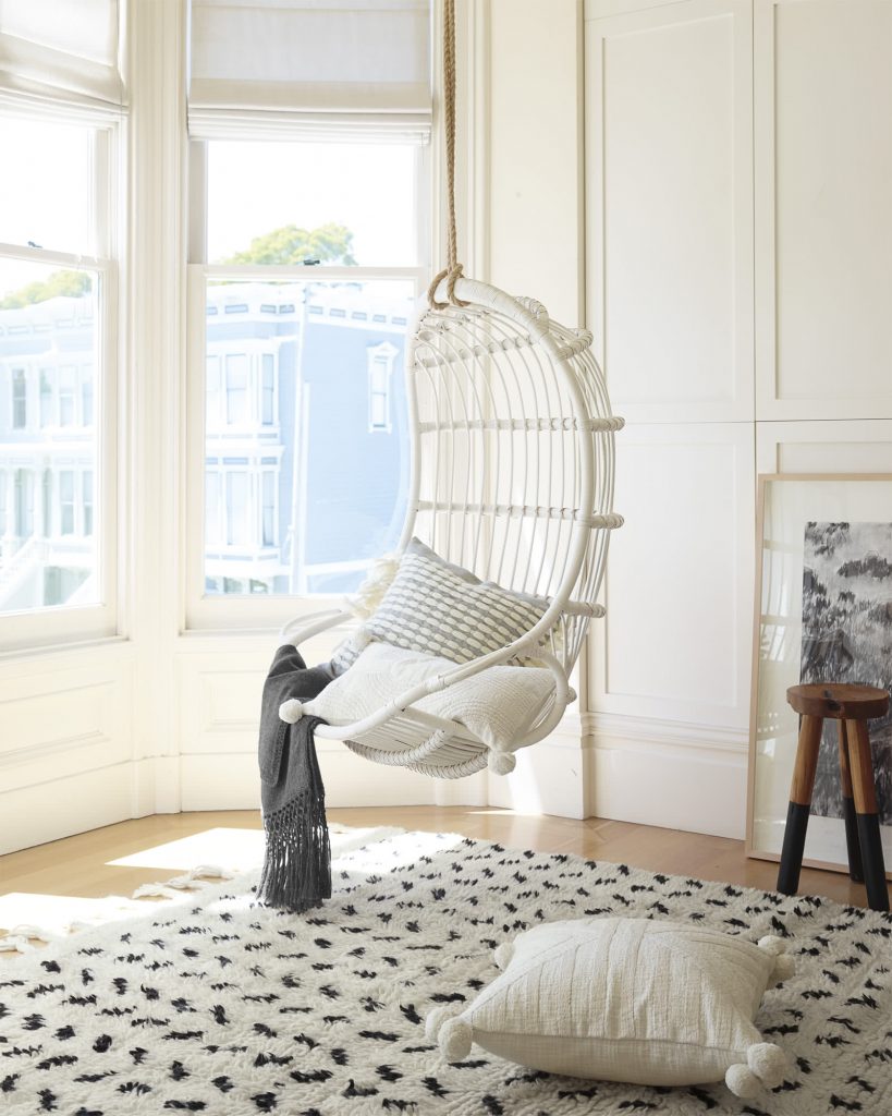 Chaise_cendue_blanche-avec-couverture-bright-color-suitable-for-hanging-room