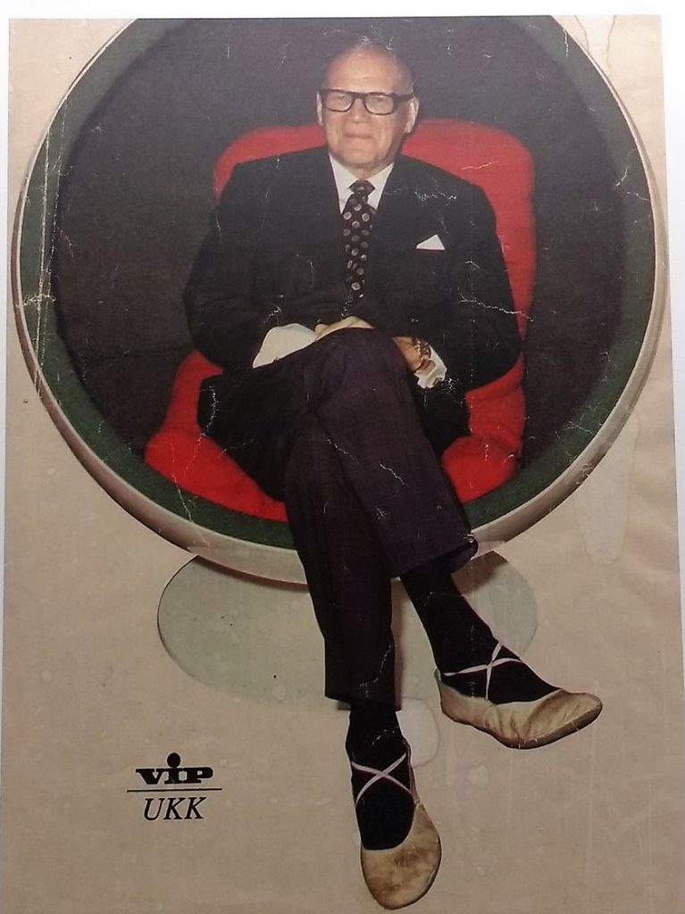 Le Président de la Finlande Urho Kekkonen assis dans le fabuleux BallChair- Finish VIP Magazine 1973