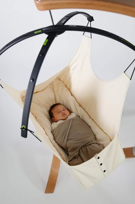 bébé-dort-dans-un-hamac-berceau-avec-étendard-organique-coton-swing