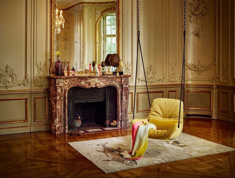 un intérieur de style colonial et un magnifique siège à bascule jaune du designer allemand Freifrau.