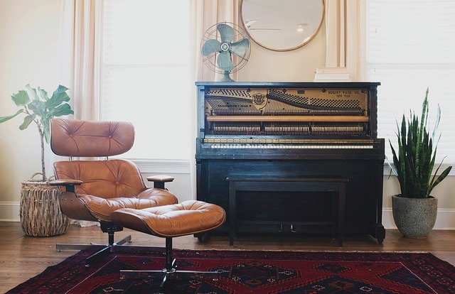 salon vintage-équipé d'une chaise longue et d'un piano