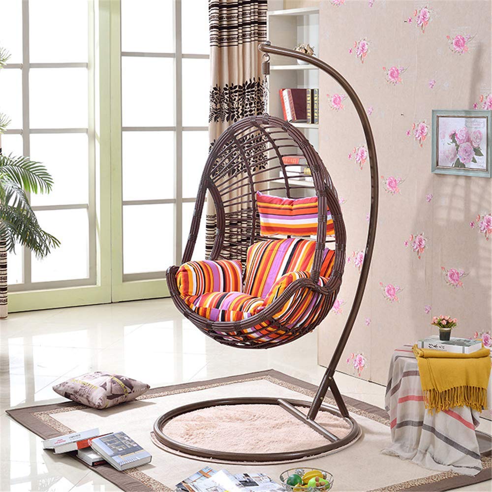 Chaise-hamac en osier avec support dans le salon avec coussin coloré